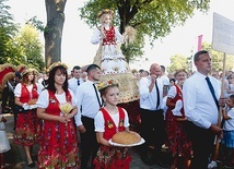 Uroczystości 15 sierpnia. Wieniec żniwny z Kamienicy Dolnej.