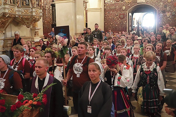 ▲	Po trudach wędrówki wspólnota upadła na kolana przed obliczem Matki, dziękując, przepraszając i prosząc. 