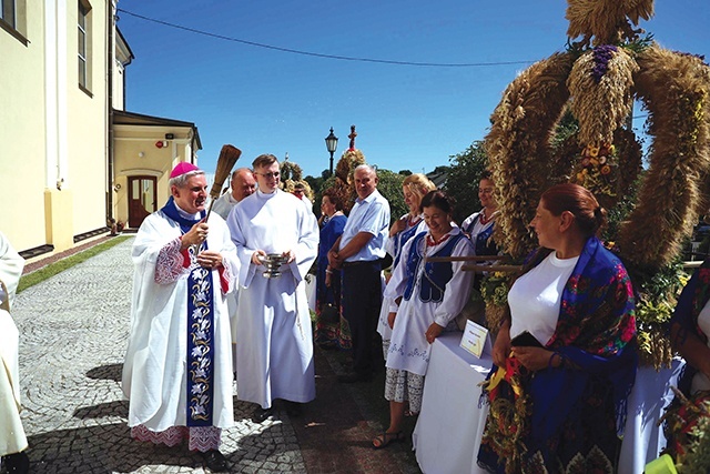 Dzieła z tegorocznych zbiorów poświęcił  bp Krzysztof Nitkiewicz.