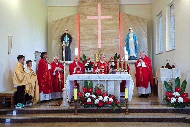 Poświęcone figury Matki Bożej i świętego  M. Kolbego z nastawy ołtarzowej.