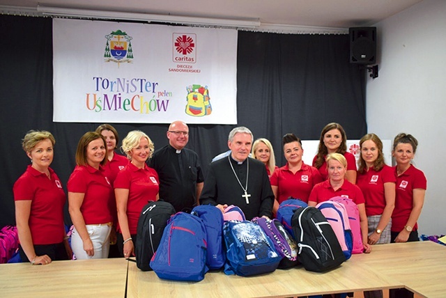 Plecaki trafią do 340 dzieci.