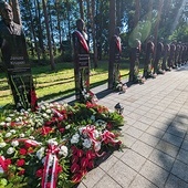 To 37. pomnik  na terenie cmentarza, upamiętniający ofiary tragedii sprzed 13 lat.