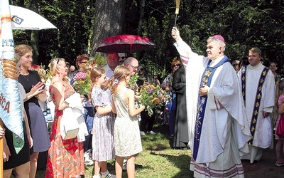 ▲	Biskup Zieliński pobłogosławił kwiaty i zioła.