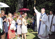 ▲	Biskup Zieliński pobłogosławił kwiaty i zioła.
