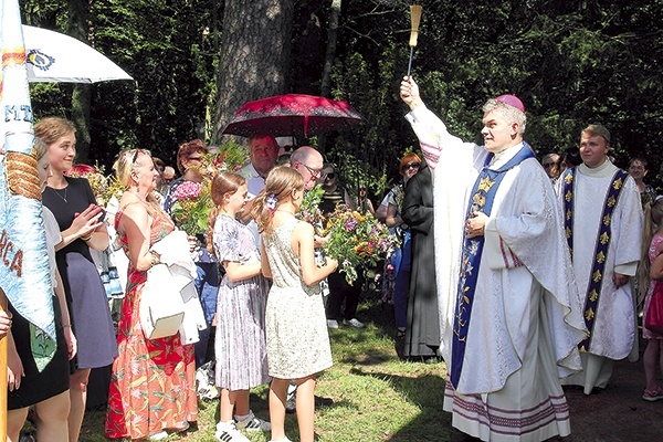 ▲	Biskup Zieliński pobłogosławił kwiaty i zioła.