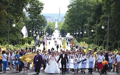 ▲	Podejście pod jasnogórskie błonia. Na pierwszym planie Grupa Północna, w oddali Grupa Południowa.