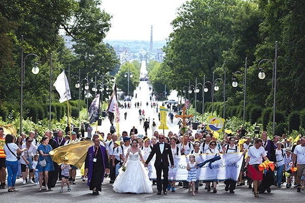 ▲	Podejście pod jasnogórskie błonia. Na pierwszym planie Grupa Północna, w oddali Grupa Południowa.