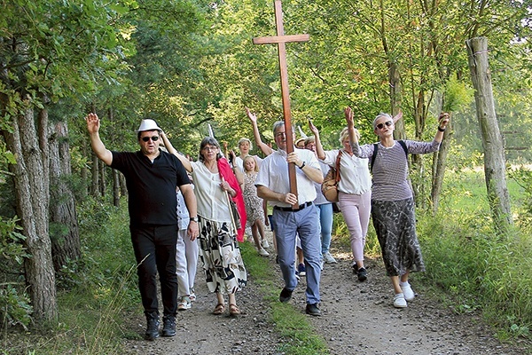 ▲	Pątnicy wędrowali ulicami miasta i leśnymi drogami.