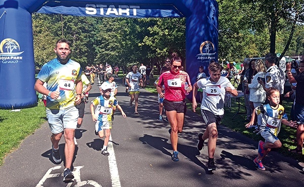 Rodzinny bieg patriotyczny na 1920 m przyciągnął, mimo upalnej aury, ponad 150 osób.