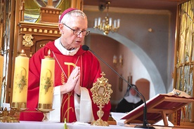 Relikwie wprowadził biskup Piotr Libera.