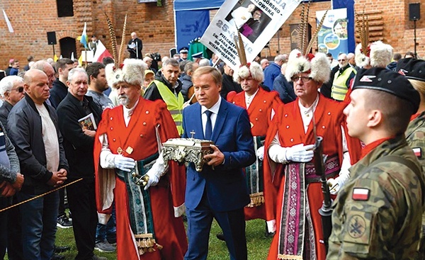 Rok temu diecezja Ołomuniec na Morawach przekazała  do kaplicy zamkowej relikwie św. Krystyna, jednego z Braci Międzyrzeckich. Na zdjęciu Andrzej Kirmiel, dyrektor Muzeum Ziemi Międzyrzeckiej z relikwiarzem. 