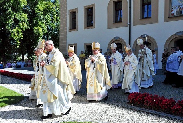 Uroczystości odbyły się przed sanktuarium.