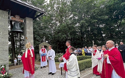 Poświęcenie dzwonnicy wzniesionej przy stuletnim kościele.