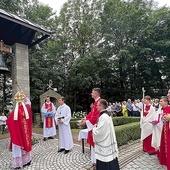 Poświęcenie dzwonnicy wzniesionej przy stuletnim kościele.