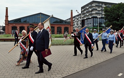 	Po Mszy św. związkowcy i wrocławianie przeszli w uroczystym pochodzie ze sztandarami pod tablicę przy Centrum Historii „Zajezdnia”.