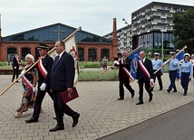 	Po Mszy św. związkowcy i wrocławianie przeszli w uroczystym pochodzie ze sztandarami pod tablicę przy Centrum Historii „Zajezdnia”.