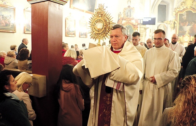 	Odnowa Kościoła lokalnego musi dokonać się przede wszystkim przez modlitwę.