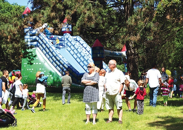 Coraz popularniejsze stają się inicjatywy poświęcone integracji lokalnej społeczności, jak festyny, pikniki czy zabawy. 