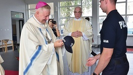 Jednym z darów w czasie liturgii była policyjna czapka.