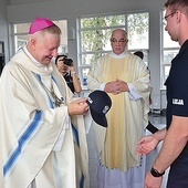 Jednym z darów w czasie liturgii była policyjna czapka.