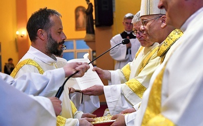 Od ośmiu lat jest mężem Magdaleny. Mają syna Michała.