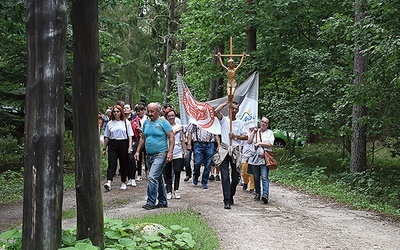 Pielgrzymi dochodzą do pustelni.