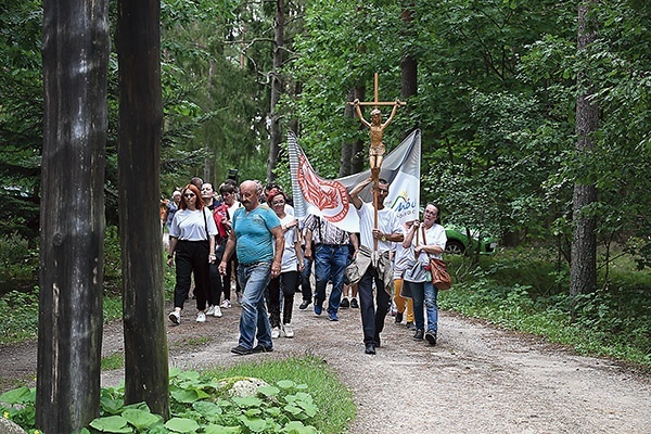 Pielgrzymi dochodzą do pustelni.