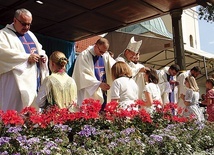 Błogosławieństwo i krzyż z rąk biskupa odebrało 69 nowych animatorów.