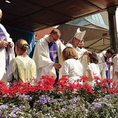 Błogosławieństwo i krzyż z rąk biskupa odebrało 69 nowych animatorów.