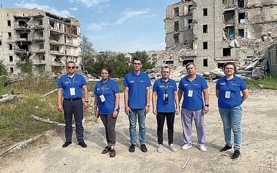 Organizacje pomocowe stają ramię w ramię, by ratować ludzkie życie. Na zdjęciu PMM i FRIDA wśród ukraińskich ruin.