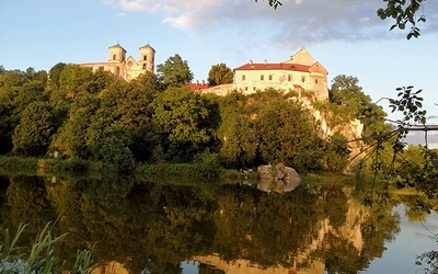 W opactwie benedyktynów w Tyńcu codziennie rozbrzmiewają harmonijne głosy śpiewających mnichów.