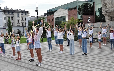 Świętowanie rozpoczęło się tanecznym flash mobem, przedstawionym przez ukraińskie dzieci i ich mamy.