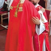 Legniczanin kilka chwil po przyjęciu święceń odbiera gratulacje od swojego biskupa w Aberdeen.