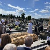 Zmarły kapłan został pochowany w grobie rodziców  na cmentarzu parafialnym w Grudusku.
