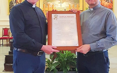 ▲	Ks. Łukasz Białk i ks. Mariusz Habiniak podpisali dokument w kościele pw. św. Michała Archanioła w Koskowicach.