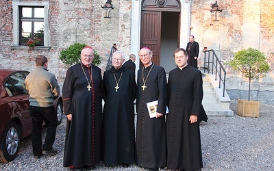 ◄	Na dziedzińcu Starego Opactwa; od lewej: kard. Joachim Meisner, opat Adalbert Kurzeja, abp Alfons Nossol, ks. Jan Rosiek.  