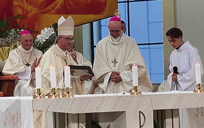 ▲	Bp Martin David i abp Adrian Galbas w czasie ingresu do katedry w Ostrawie.