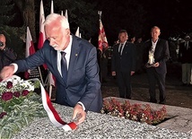 ▼	Delegacje złożyły kwiaty pod pomnikiem ofiar.