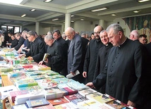 ▲	Spotkanie stało się też okazją do zakupu podręczników i rozejrzenia się po nowościach wydawniczych.