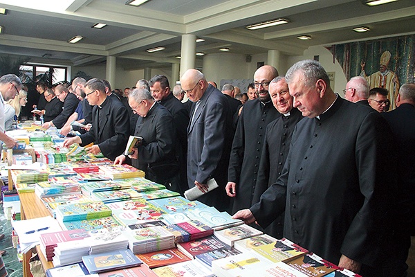 ▲	Spotkanie stało się też okazją do zakupu podręczników i rozejrzenia się po nowościach wydawniczych.