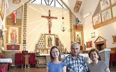 ▲	Radość parafian z nowego kościoła nie zna granic. Od lewej: Emilia Kurpisz, Ryszard Ołdak i Wiesława Grudzień.