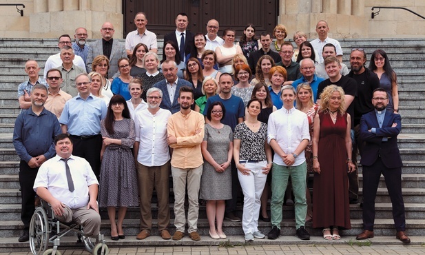 „Gościa” tworzy wielu ludzi. To pamiątkowe zdjęcie pokazuje tylko część z nich.