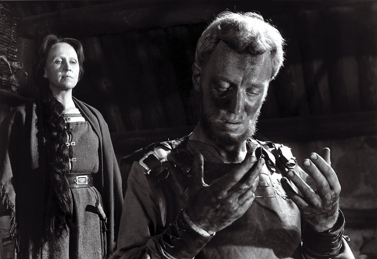 Kadr z filmu „Źródło”. Na zdjęciu Max von Sydow jako Töre, ojciec zamordowanej dziewczyny, i Birgitta Valberg w roli jej matki.