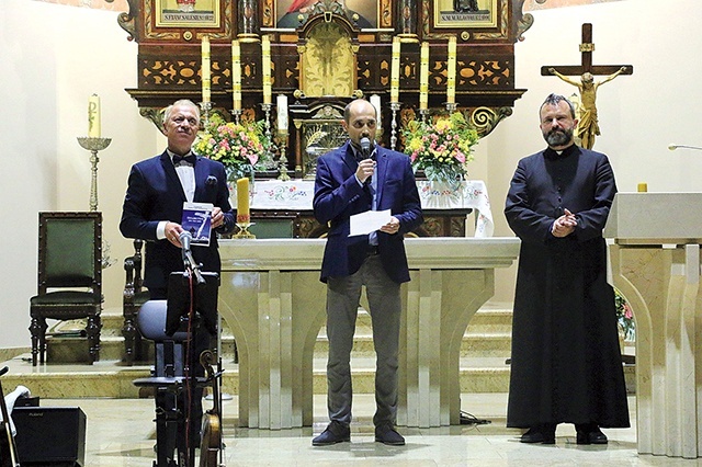 Prezentacja publikacji (od lewej): prowadzący koncert Piotr Hankus, Paweł Wilk i ks. Krzysztof Grzegorczyk, proboszcz koszęcińskiej parafii NSPJ.