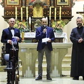 Prezentacja publikacji (od lewej): prowadzący koncert Piotr Hankus, Paweł Wilk i ks. Krzysztof Grzegorczyk, proboszcz koszęcińskiej parafii NSPJ.