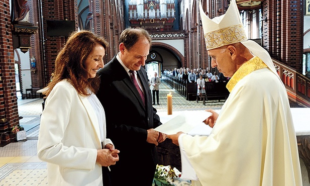 	Biskup wręczył dekret Barbarze i Witoldowi Markom, nowej parze diecezjalnej DK. 