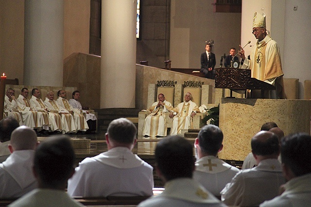 Arcybiskup katowicki w czasie homilii w katedrze.