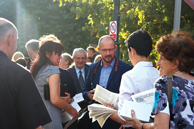 Po Mszy redakcja tygodnika spotkała się na placu przed katedrą z uczestnikami świętowania.