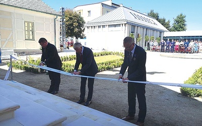 ▲	Wstęgę przeciął m.in. prezydent Kutna Zbigniew Burzyński.