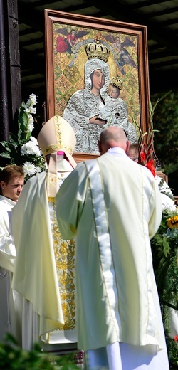 Biskup Romuald Kamiński powierzył archidiecezję i Polskę Maryi Gietrzwałdzkiej. 